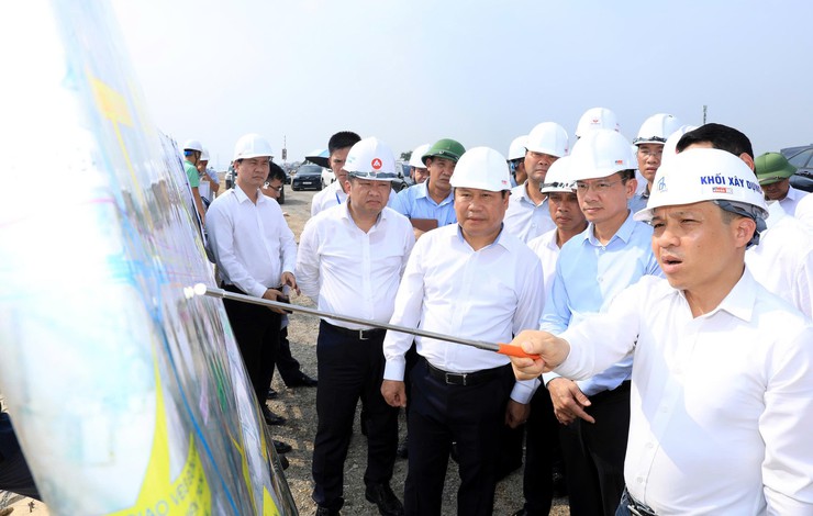 Chủ tịch Hà Nội Vũ Đại Thắng yêu cầu đẩy nhanh tiến độ các công trình, dự án đầu tư hạ tầng quan trọng- Ảnh 3. Chủ tịch Hà Nội Vũ Đại Thắng yêu cầu đẩy nhanh tiến độ các công trình, dự án đầu tư hạ tầng quan trọng- Ảnh 3.