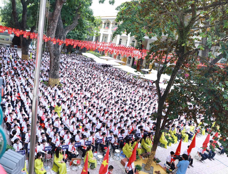 Đồng chí Phùng Thị Hồng Hà dự khai giảng năm học mới tại Trường THCS Hoàng Liệt- Ảnh 6.