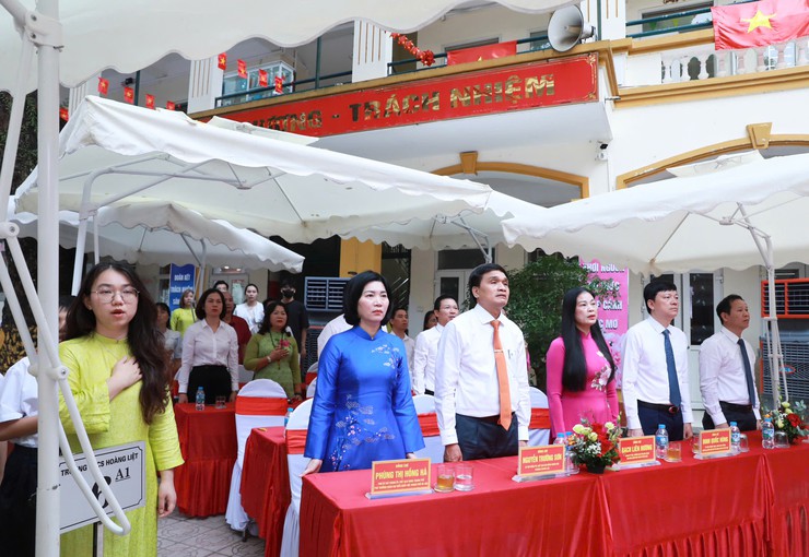 Đồng chí Phùng Thị Hồng Hà dự khai giảng năm học mới tại Trường THCS Hoàng Liệt- Ảnh 1.
