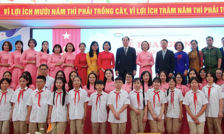 Trưởng ban Tuyên giáo Thành ủy Nguyễn Doãn Toản dự khai giảng tại Trường THCS Nguyễn Văn Huyên- Ảnh 3.