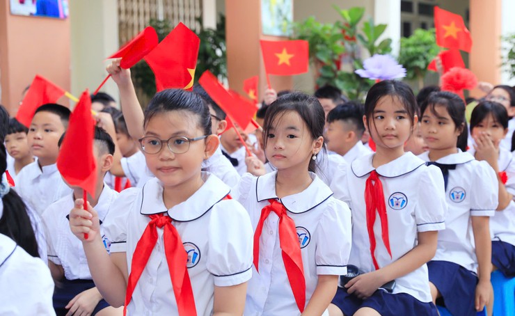 Chủ tịch UBND Thành phố Vũ Đại Thắng dự khai giảng năm học mới tại Trường Tiểu học Ngô Thì Nhậm- Ảnh 5.