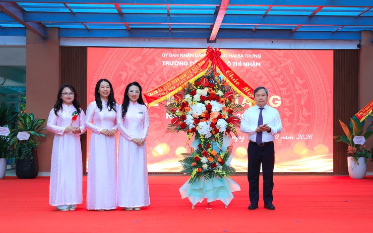Chủ tịch UBND Thành phố Vũ Đại Thắng dự khai giảng năm học mới tại Trường Tiểu học Ngô Thì Nhậm- Ảnh 2.
