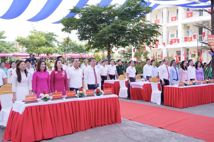 Phó Chủ tịch Thành phố Nguyễn Xuân Lưu dự khai giảng năm học mới tại Trường THCS Chuyên Mỹ- Ảnh 1.