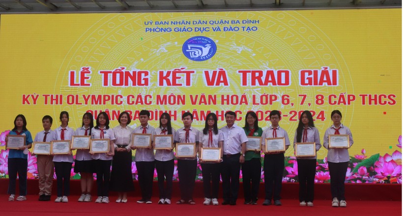 Đại diện Ban tổ chức trao giải cho các em học sinh.