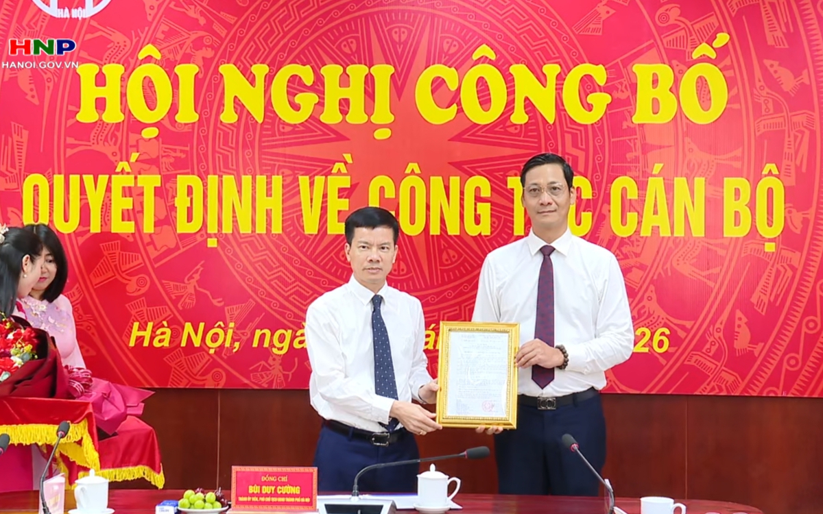 Trao quyết định cho Giám đốc Sở Nông nghiệp và Môi trường Hà Nội