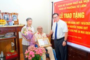 Đảng viên Nguyễn Trọng Quý (phường Từ Liêm) nhận Huy hiệu 80 năm tuổi Đảng