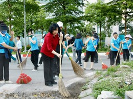 Bí thư Thành ủy Bùi Thị Minh Hoài tổng vệ sinh môi trường cùng nhân dân phường Xuân Đỉnh