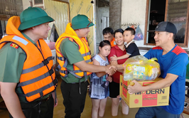 Phó Giám đốc Công an thành phố Hà Nội kiểm tra, động viên các chiến sỹ hỗ trợ Nhân dân vùng lũ