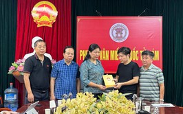 Chủ tịch Mặt trận Thành phố thăm hỏi, trao hỗ trợ gia đình nạn nhân vụ cháy tại phường Văn Miếu-Quốc Tử Giám