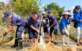 Cán bộ chiến sỹ Công an Thành phố hỗ trợ người dân khắc phục hậu quả, sớm ổn định cuộc sống