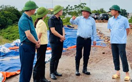 Phó Bí thư Thường trực Thành ủy Nguyễn Văn Phong kiểm tra công tác phòng, chống úng ngập và bảo vệ đê điều tại xã Trung Giã, Đa Phúc
