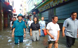 Lãnh đạo Ủy ban MTTQ Việt Nam Thành phố trao quà động viên các hộ dân bị ảnh hưởng mưa bão