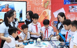 Học sinh hào hứng lắp ráp robot ứng dụng AI
