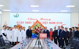 Hanoi People's Council Chairman visits healthcare facilities on Vietnamese Physicians' Day