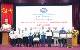 Hanoi legislative leader presents Party membership badges in Long Bien District