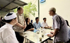 Chính quyền xã Đại Thanh động viên, trao hỗ trợ gia đình nạn nhân vụ lật tàu tại Quảng Ninh