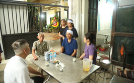 Ban An toàn giao thông thành phố Hà Nội thăm hỏi nạn nhân vụ lật tàu tại Quảng Ninh