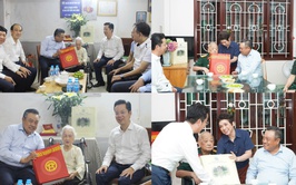 Chủ tịch UBND TP Hà Nội Trần Sỹ Thanh thăm, tặng quà người có công
