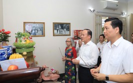 Chủ tịch HĐND thành phố Hà Nội Nguyễn Ngọc Tuấn thăm gia đình đồng chí Nguyễn Khang