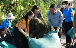 Phó Bí thư Thường trực Thành ủy Nguyễn Văn Phong tham gia tổng vệ sinh môi trường tại xã Phú Xuyên