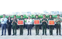 Chủ tịch UBND Thành phố Trần Sỹ Thanh thăm, động viên khối tham gia Lễ kỷ niệm, diễu binh, diễu hành 
