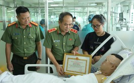 Tặng Bằng khen của Chủ tịch UBND thành phố Hà Nội cho Đại úy Lê Đình Công