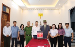 Lãnh đạo xã Phú Nghĩa thăm tặng quà các gia đình chính sách, người có công