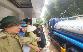 Phường Đông Ngạc kịp thời hỗ trợ người dân cơn bão số 5