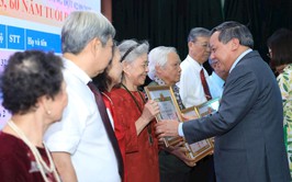 Phó Bí thư Thường trực Thành ủy Hà Nội trao Huy hiệu Đảng tại phường Ba Đình
