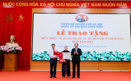 Đảng ủy phường Long Biên tổ chức Lễ trao tặng Huy hiệu Đảng đợt 2/9