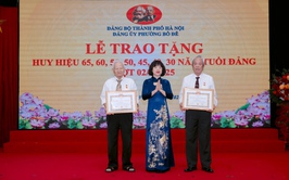 Đảng ủy phường Bồ Đề tổ chức Lễ trao Huy hiệu Đảng đợt 2/9