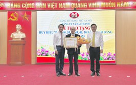 Chủ nhiệm Ủy ban Kiểm tra Thành ủy Hoàng Trọng Quyết trao Huy hiệu Đảng tại xã Đại Thanh