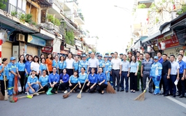 Hanoi top legislator joins Hoan Kiem Ward in citywide cleanup campaign