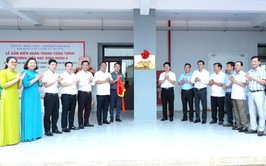 Bình Minh: Gắn biển công trình Trường Tiểu học Bình Minh A chào mừng Đại hội đại biểu Đảng bộ xã lần thứ I