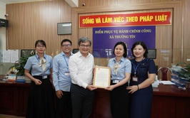 Phó Chủ tịch UBND Thành phố Trương Việt Dũng trao Thư cảm ơn Điểm Phục vụ hành chính công xã Thường Tín