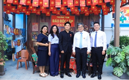 Phó Chủ tịch UBND Thành phố Trương Việt Dũng kiểm tra công tác phục vụ người dân và phóng viên báo chí tại Trung tâm Báo chí Thủ đô