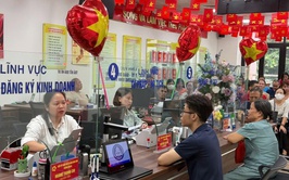 Người dân phường Đống Đa phấn khởi nhận quà nhân kỷ niệm 80 năm Quốc khánh