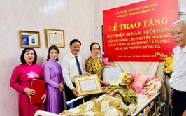 Phường Hồng Hà trao Huy hiệu 80 năm tuổi Đảng tặng đồng chí Nguyễn Đình Sơn