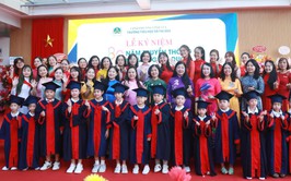 Chủ tịch Ủy ban MTTQ Việt Nam Thành phố Nguyễn Lan Hương chung vui với thầy và trò Trường Tiểu học Võ Thị Sáu, Tây Sơn