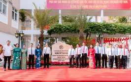 Phường Long Biên gắn biển công trình Trường THPT Thạch Bàn chào mừng 80 năm Quốc khánh 2/9
