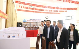 Trưởng ban Nội chính Thành ủy Trần Đình Cảnh kiểm tra công tác chuẩn bị bầu cử tại các xã Hòa Xá, Thanh Oai