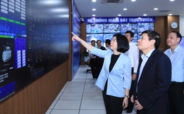 Chủ tịch HĐND Thành phố Phùng Thị Hồng Hà thăm, động viên các lực lượng ứng trực phục vụ công tác bầu cử