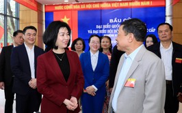 Chủ tịch Ủy ban Bầu cử Thành phố Phùng Thị Hồng Hà kiểm tra công tác bầu cử tại phường Hoàng Mai