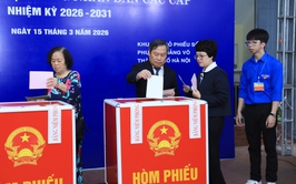 Chủ tịch UBND Thành phố Vũ Đại Thắng bỏ phiếu và kiểm tra công tác bầu cử tại phường Giảng Võ