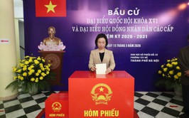 Phó Chủ tịch HĐND Thành phố Phạm Thị Thanh Mai bỏ phiếu bầu cử tại phường Tây Hồ