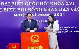Thủ tướng Chính phủ Phạm Minh Chính cùng cử tri bỏ phiếu bầu cử tại phường Tây Hồ, Hà Nội