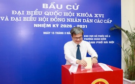 Cử tri phường Hoàn Kiếm nô nức đi bỏ phiếu trong ngày bầu cử