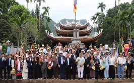 International delegates impressed by Huong Pagoda's beauty during friendship spring program event