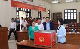 Hanoi council chairwoman inspects election preparations in O Dien Commune