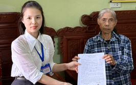 Cán bộ Điểm Hỗ trợ dịch vụ công số Yên Nghĩa đến tận nhà hỗ trợ công dân bệnh nặng thực hiện thủ tục hành chính